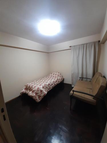 门多萨Departamento ciudad de Mendoza的小房间设有床和沙发