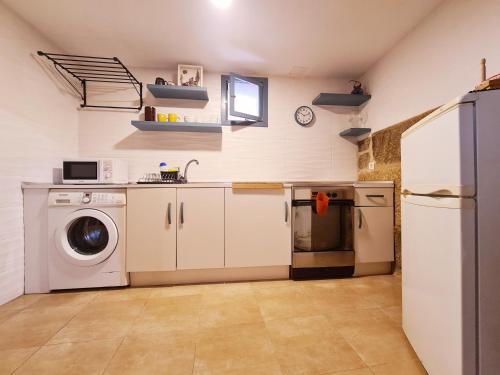 阿拉力兹A aira da xoaniña的厨房配有冰箱和洗衣机。