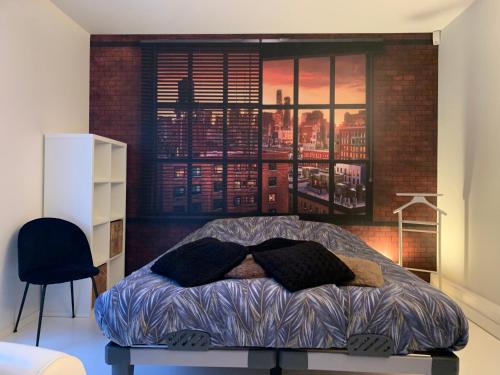 RanstPrachtige gastsuite in Ranst "Studio 34"的一间卧室配有一张带城市海报的床