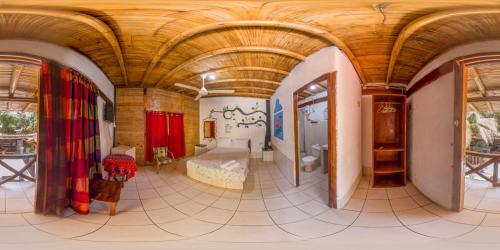 曼克拉拉波萨达酒店的一间带一张床铺的卧室,位于带天花板的房间内
