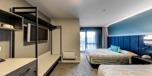 蒂阿瑙卓越酒店的酒店客房带两张床和厨房