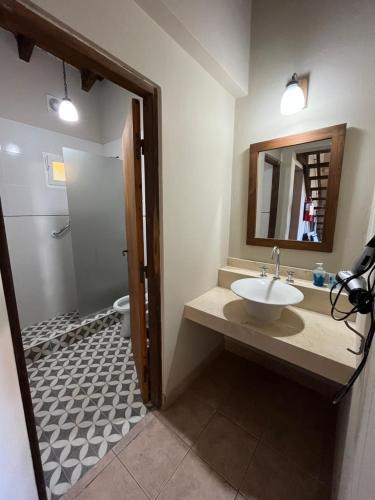 圣洛伦索Cabañas La Escondida的一间带水槽、镜子和卫生间的浴室