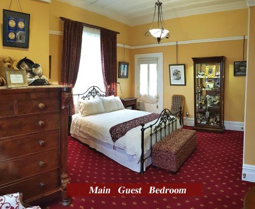 奥克兰格兰奇酒店的一间卧室配有一张床和一个梳妆台