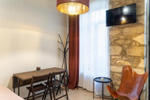 海若克利欧Quattro Domus的一间带桌子和椅子的用餐室