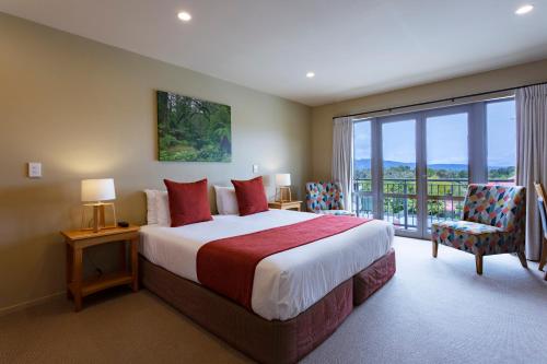 福克斯冰川荣誉福克斯冰河 - 蒂维希卡精品酒店的一间带大床的卧室和一个阳台