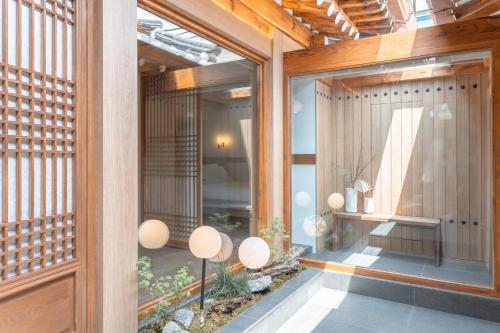 首尔Luxury hanok with private bathtub - SW10的花园房子里的一扇扇扇门