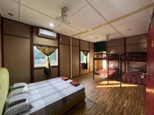 而连突Liana Hostel Taman Negara的一间卧室设有两张双层床和一扇窗户。