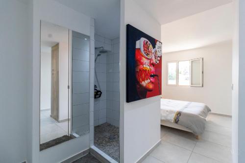 Anse Marcel Java Paradise的一间带玻璃淋浴的浴室和一张床