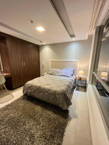基多BEAUTIFUL AND COZY SUITE NEAR CAROLINA PARK的一间卧室配有一张大床和地毯。