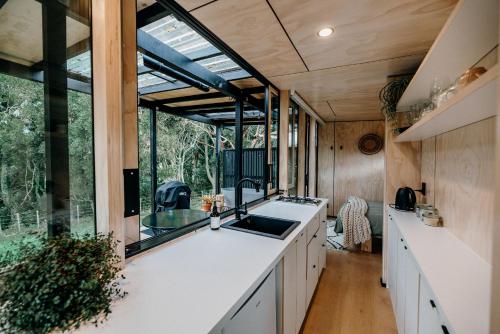 拉格伦Blackwood Cabin的一个带水槽和大窗户的厨房