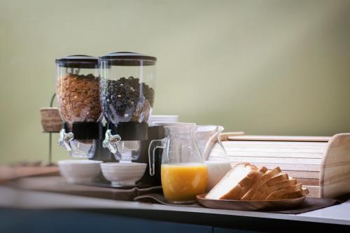全州市Daon Hotel的餐桌,早餐包括面包和橙汁
