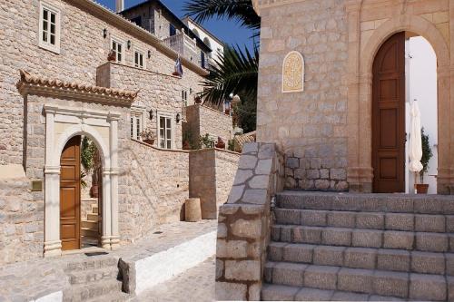 伊兹拉安吉利卡传统精品酒店的石头建筑,楼梯通往门