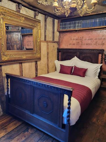 约克Hocus Pocus Tiny Hotel的一间卧室配有一张大床,配有红色和白色的床罩