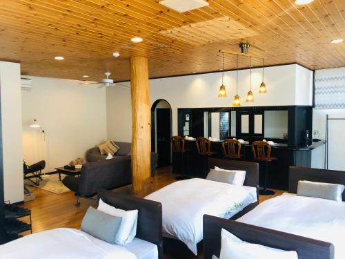 富士河口湖SAMURISE No.4的酒店客房,设有两张床和一张沙发