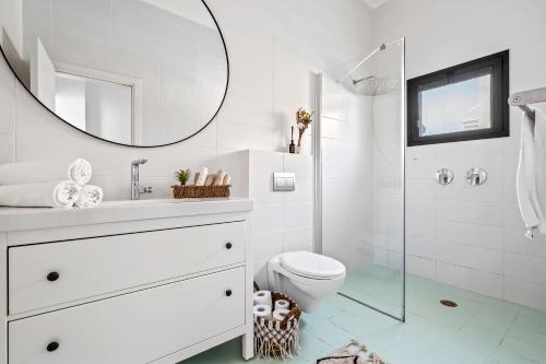 Kramimכרמית Aria boutique的白色的浴室设有卫生间和镜子