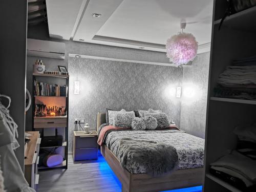 丹吉尔Big, stylish and modern apartment with hot tub的一间卧室配有一张带紫色棉被的床