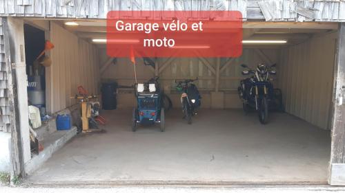 RamonchampAuberge du Grammont的车库内停放摩托车