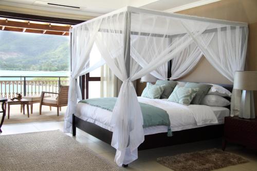 伊甸岛奢华住宿度假酒店客房内的一张或多张床位