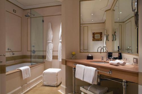 Relais Santa Croce, By Baglioni Hotels的一间浴室