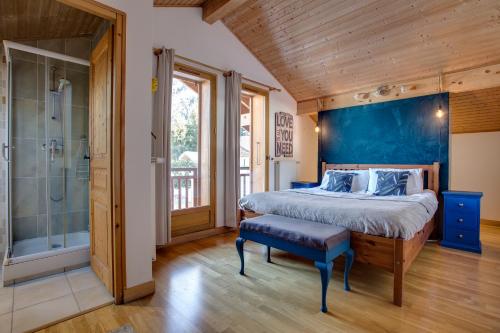 Chamonix Large Chalet, Sleeps 12, 200m2, 5 Bedroom, 4 Bathroom, Garden, Jacuzzi, Sauna客房内的一张或多张床位