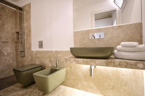 法维尼亚纳AFFITTACAMERE I PACIORRA的一间带水槽和卫生间的浴室