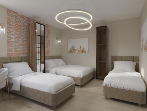 斯特鲁加Struga Riverview Hotel的一间卧室配有两张床和吊灯。