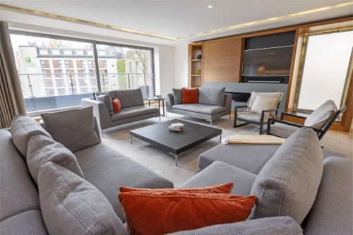 伦敦Stayo Apartments Southbank的带沙发和钢琴的大客厅