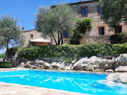 拉达-因基安蒂Borgo Livernano - Farmhouse with pool的房屋前的游泳池