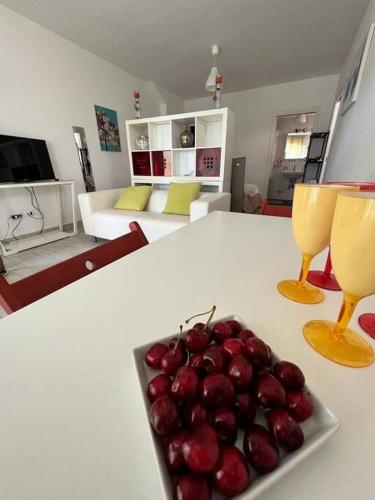 佩斯卡拉"Da Vittorio" Armony House的客厅的桌子上放着一碗樱桃