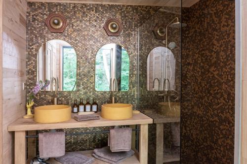 Maison-MaugisNuits Perchées的浴室设有2个水槽和2面镜子