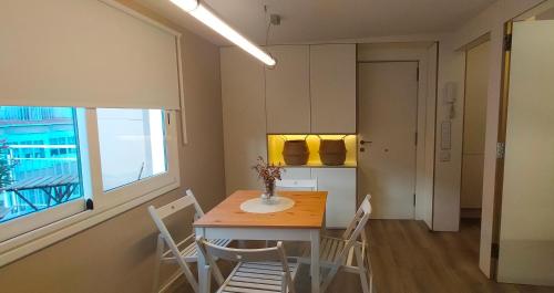 圣地亚哥－德孔波斯特拉LOFT CON TERRAZA en el centro de Santiago de Compostela VUTCO 07320的一间带桌椅和窗户的用餐室