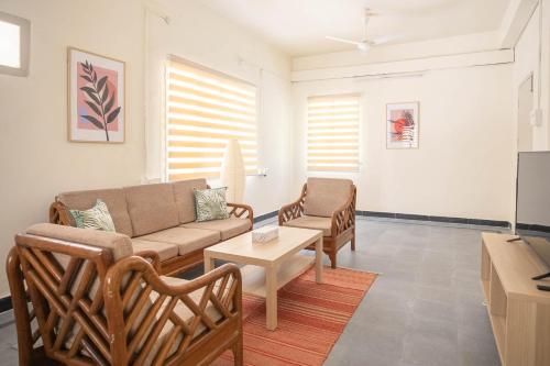 海得拉巴Neemtree Apartments - Somajiguda的客厅配有沙发和椅子