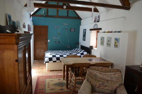 LouplandeLake View Cottage close to Le Mans 24H circuit的客房设有带桌子和床的卧室