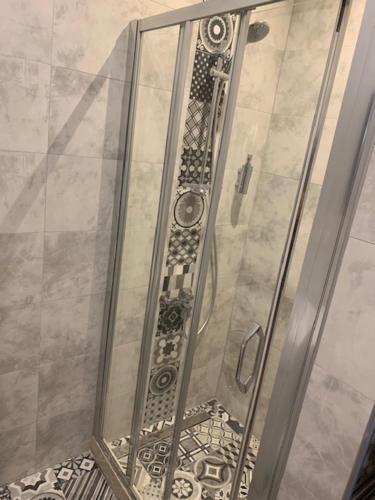 科托尔Villa Lili的浴室里设有玻璃门淋浴