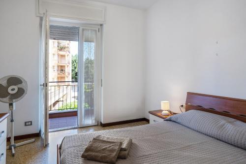 安杰拉Iris Apartment Lago Maggiore的一间白色卧室,配有床和阳台