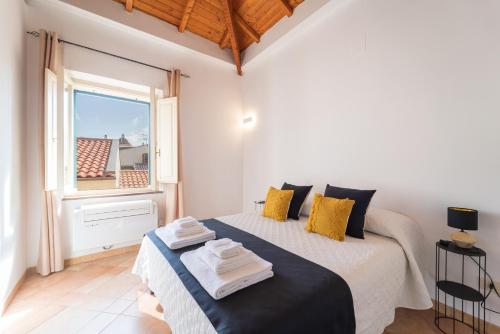 阿尔盖罗Sea Front Terrace Marco Polo的一间卧室设有两张床和窗户。