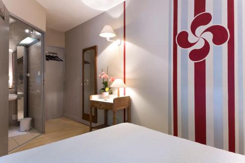西布勒Le Cèdre Bleu的一间酒店客房 - 带一张床和一间浴室