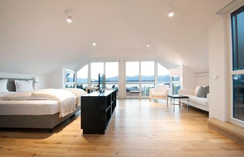 阿特湖畔努斯多夫埃彻格精品酒店的一间卧室设有一张床和一个大窗户