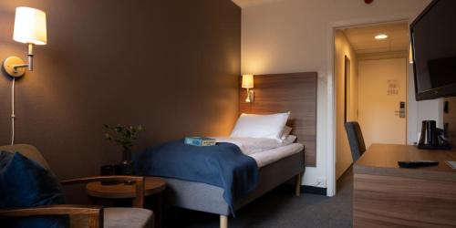 莱旺厄尔Thon Partner Hotel Backlund的酒店客房,配有床和沙发