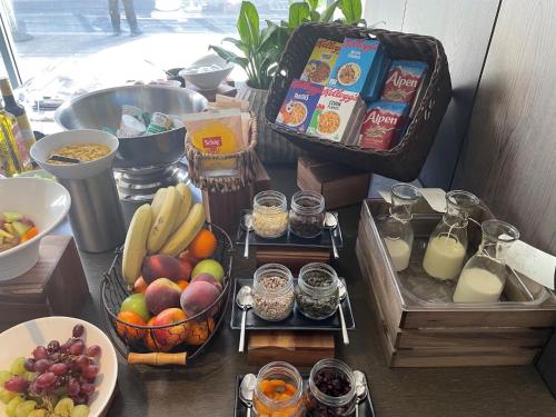 伦敦世外桃源酒店的一张桌子,上面有水果篮和其他食物