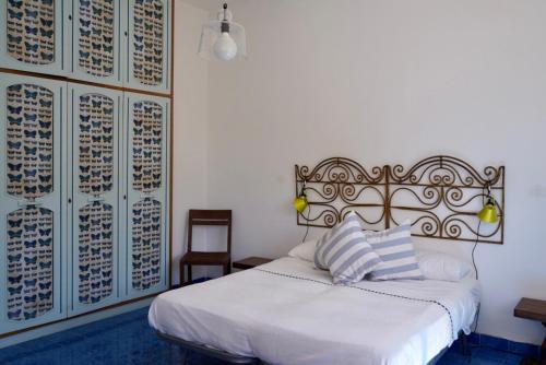 卡普里Two bedrooms Capri style home near Piazzetta的卧室配有白色的床和椅子