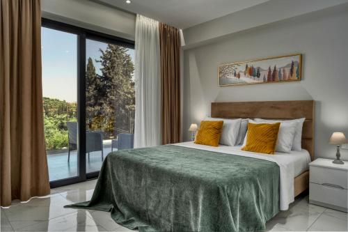蒂锡利维Johnny's White Luxury Villa的一间卧室设有一张床和一个大窗户