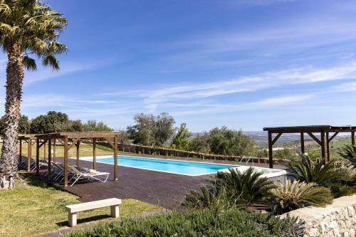 诺托Masseria del Carrubo的棕榈树别墅的游泳池