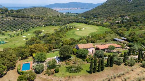 波尔图·埃尔科莱瑞拉斯拉莫尔泰拉乡村酒店的享有带高尔夫球场的豪宅的空中景致