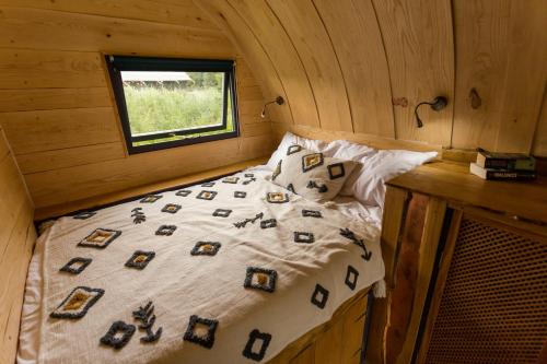 巴特尔Beautiful 1 bed Glamping pod in Battle的一间位于带窗户小屋的卧室