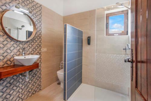 维拉韦德Casa Flora的带淋浴、盥洗盆和镜子的浴室