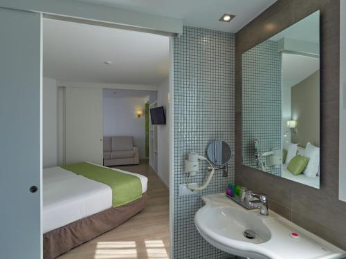 坎帕斯蒂利亚BQ Amfora Beach - Adults Only的酒店客房设有床和水槽