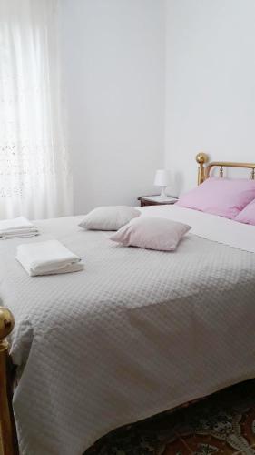 PennapiedimonteLocation Serafina Pennapiedimonte的卧室配有白色床和粉红色枕头