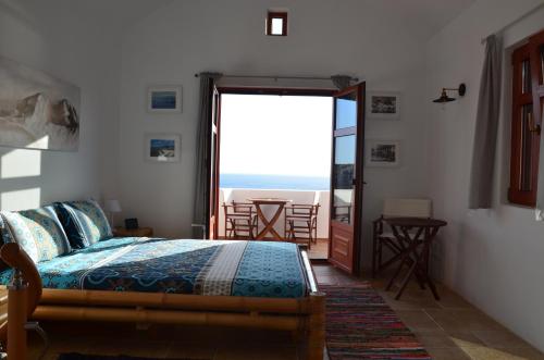 莱弗考基亚Venus Hill Guest House的一间卧室配有一张床,享有海景