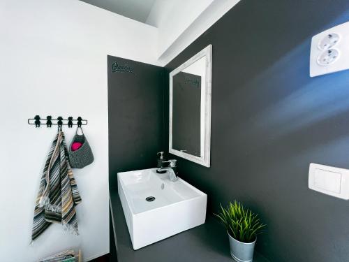 托波尔希卡Glamping Langus的浴室设有白色水槽和镜子
